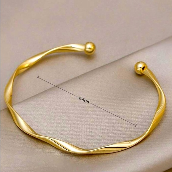 Chic Nation Jewelry - NWT Twist Design Bangle Bracelet​​​